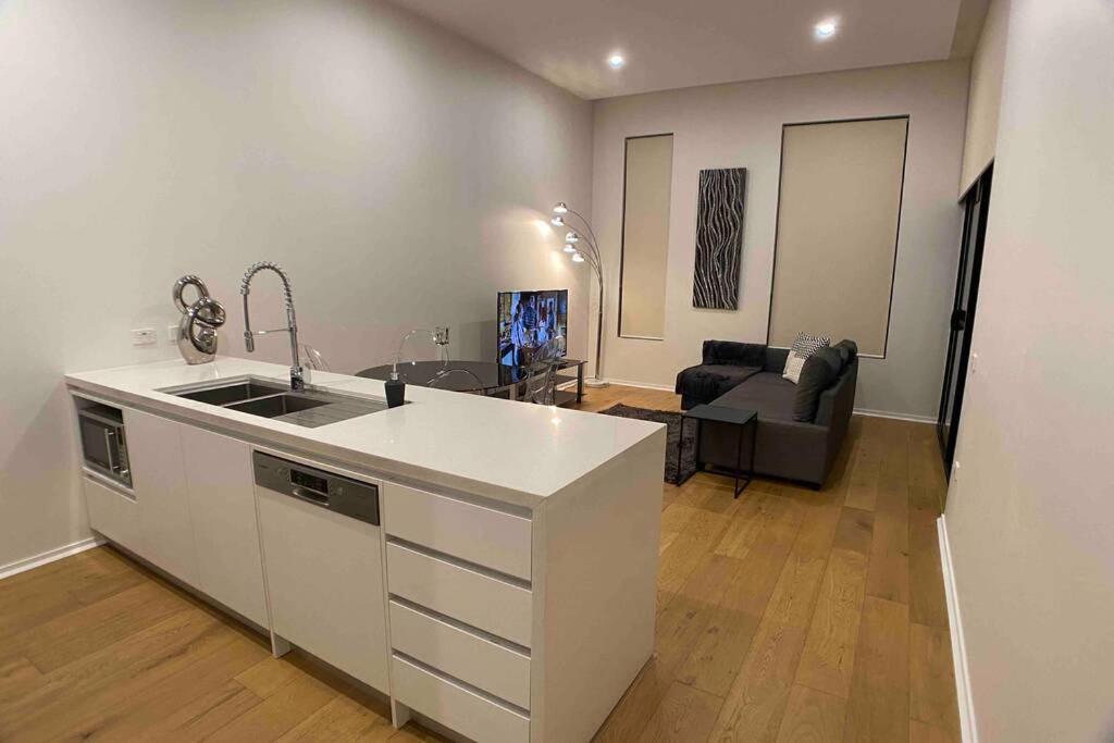 Luxe 2Br Executive Apartment Kingston Pool Parking Wifi Bbq Wine Exterior foto