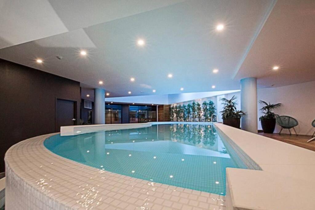 Luxe 2Br Executive Apartment Kingston Pool Parking Wifi Bbq Wine Exterior foto